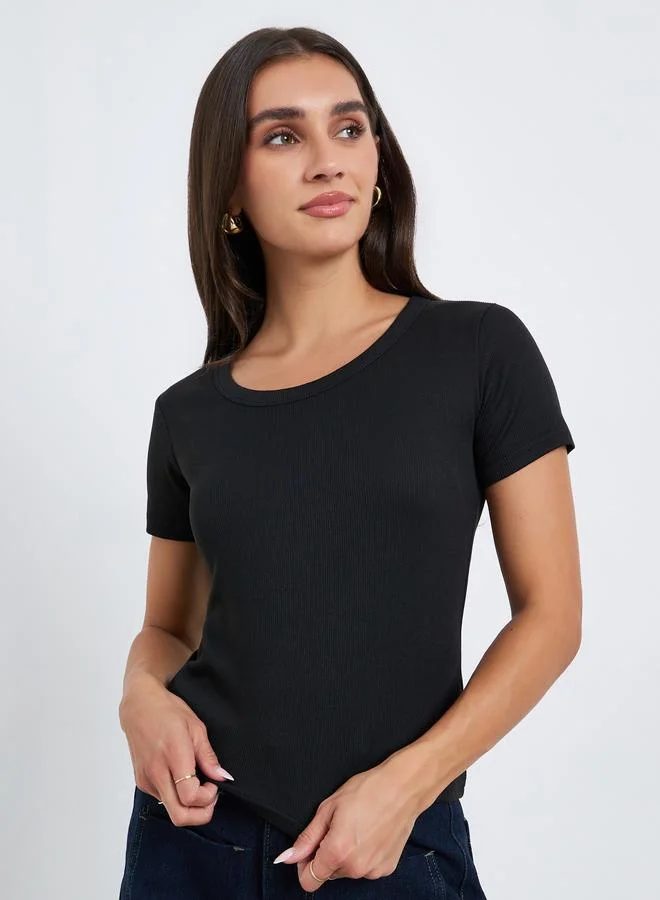 ستايلي بلوزة محبوكة مضلعة بأكمام قصيرة